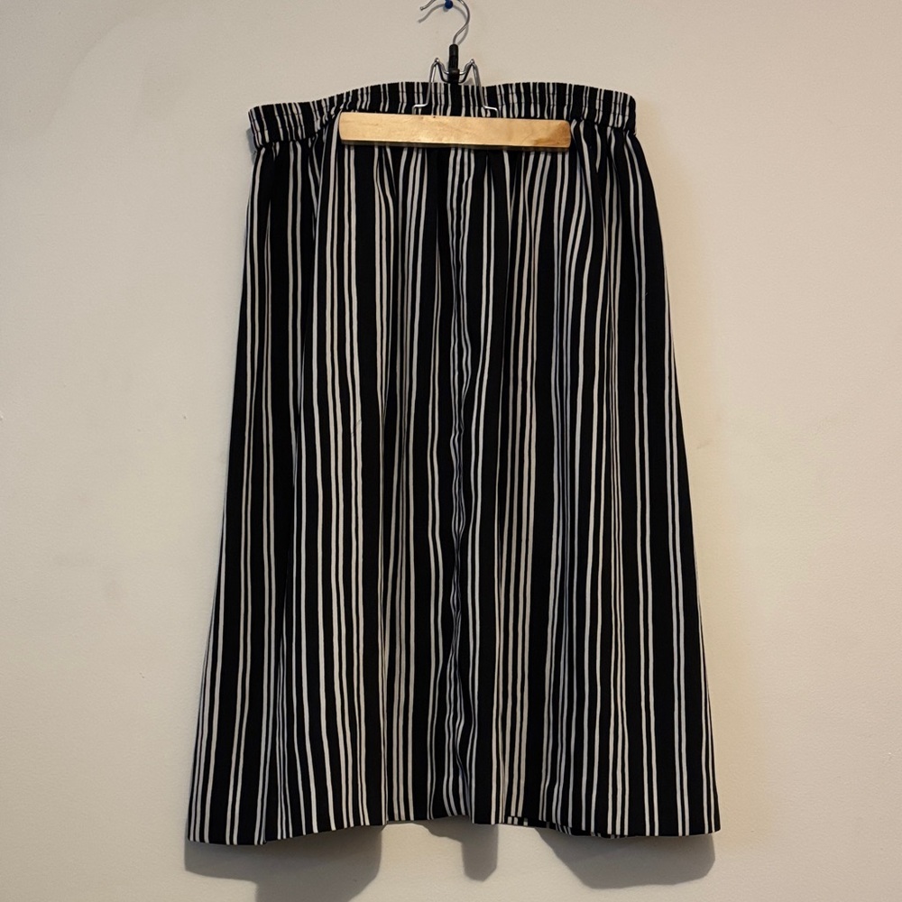 Gorgeous black and white elastic waist skirt with pockets. Sz. 12
